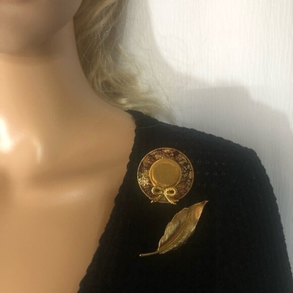 Bundle gold tone meshed hat and leaf brooch - Picture 2 of 7